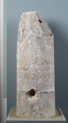 Fusto di colonna con iscrizione che indica il limite di una inondazione del Tevere sotto il pontificato di Alessandro III