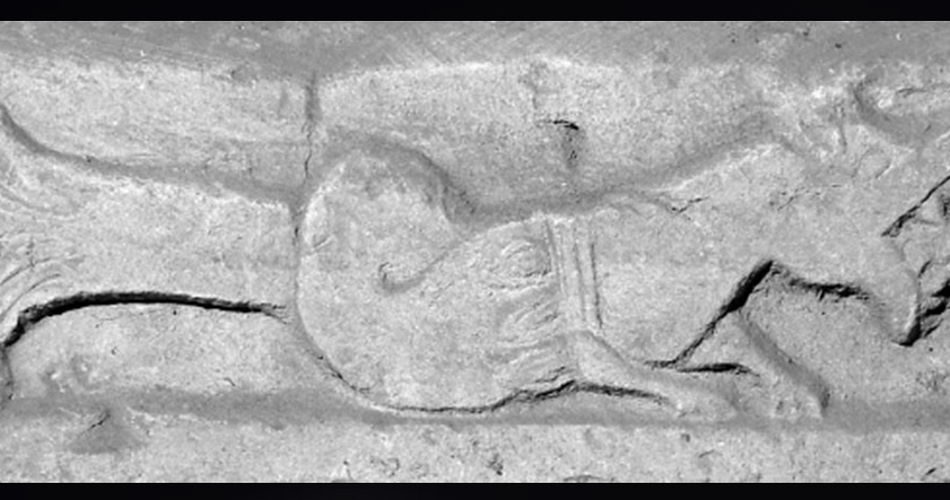 Architrave con mostro marino che divora un pesce (sec. IX, marmo, Museo di Roma)
