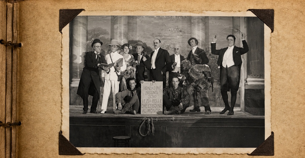 Fratelli D’Amico, Foto di gruppo con Antonio Muñoz in una festa di Carnevale del Circolo artistico, gelatina bromuro d’argento, 1923, Archivio fotografico Museo di Roma, AF 259 (elaborazione creativa IA dell’img Simart)