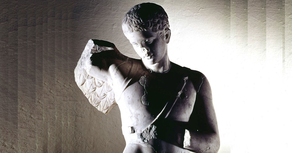 Statua di Icaro, Sala Macchine, Museo Centrale Montemartini Statua di Icaro, Sala Macchine, Museo Centrale Montemartini