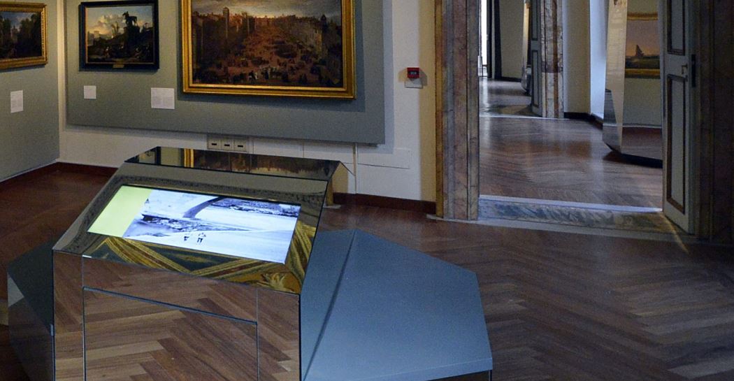 tavolo touchscreen nel Museo di Roma