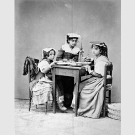Bambine in costume laziale a tavola ,1865-70, albumina