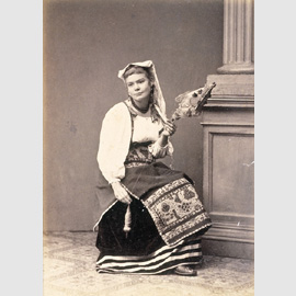 Modella con il fuso in uno studio fotografico, 1865 circa, albumina