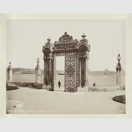 Guillaume Berggren, Porta del Palazzo imperiale Dolma-Begtché, Costantinopoli, 1870 ca., albumina, Fondo Silvio Negro