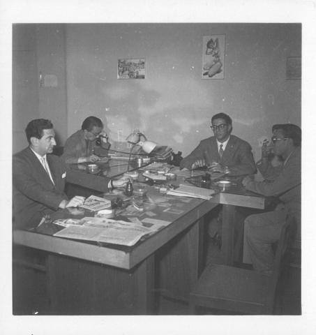 Nella redazione del “Marc’Aurelio” con Todini, Carlo Veo e Fabiano Fabiani. Roma, 1950