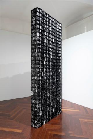 Endsong, 2025. Carta e legno, 300x122x30 cm. Foto: Giorgio Benni.Courtesy Studio Stefania Miscetti