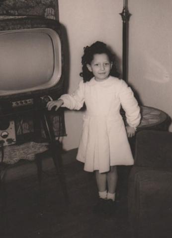 Foto di Elisa Petitta del 1952 accanto alla TV