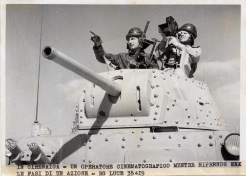 Fondo Negro, AF 12660-22 Un operatore cinematografico riprende le fasi di un'azione da un carro armato in Cirenaica 1942, 15 aprile