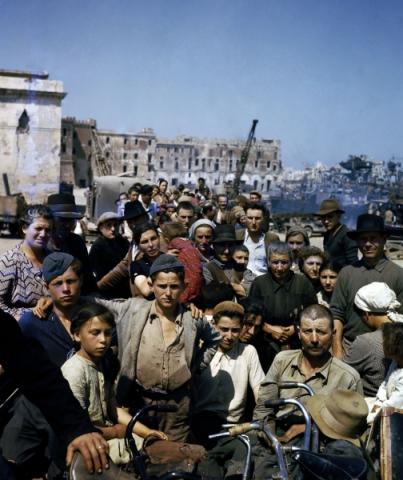 Foto Nara: sfollati italiani attendono in un punto di raccolta ad Anzio l’imbarco sulle navi che li porteranno a Napoli, giugno 1944
